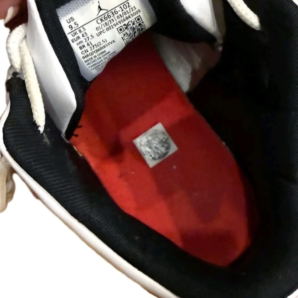 Air Jordan Max Aura 2 White / Black Men's Sneakers Size 9.5 (EUC) - Picture 8 of 9